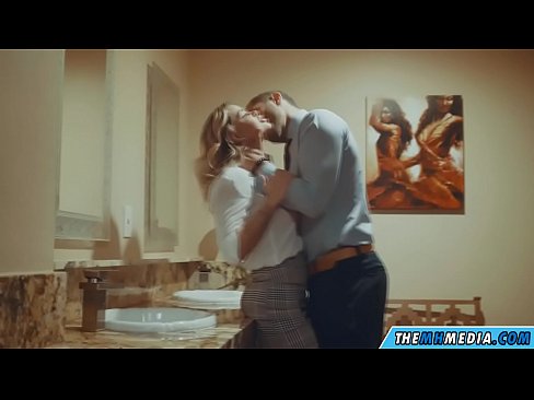 ❤️ Том биетэй шаргал үст таныг нийтийн бие засах газар уруу татах үед Чанартай секс манайд ☑